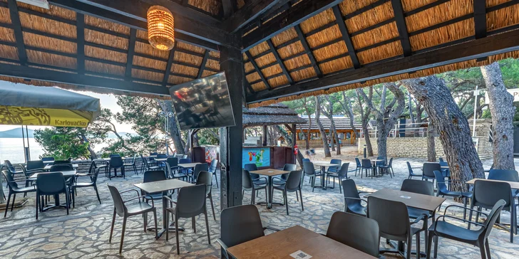 Super plážový resort v Pakoštane: ubytování v bungalovu, plná penze a spousta atrakcí zdarma