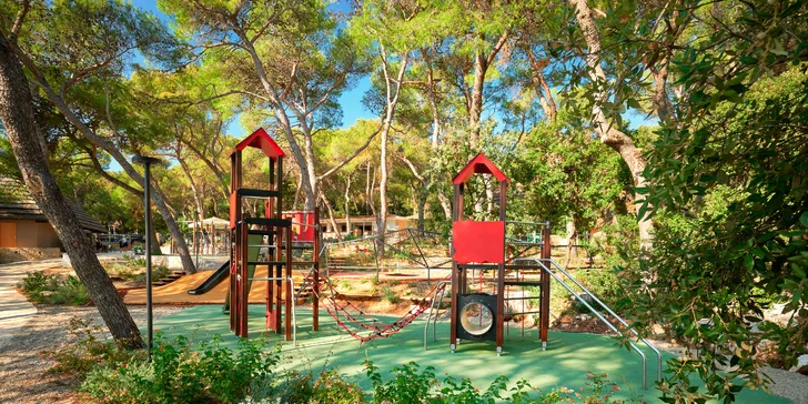 Super plážový resort v Pakoštane: ubytování v bungalovu, plná penze a spousta atrakcí zdarma