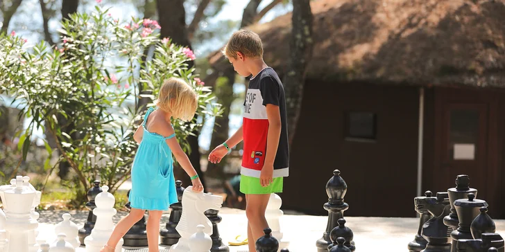Super plážový resort v Pakoštane: ubytování v bungalovu, plná penze a spousta atrakcí zdarma