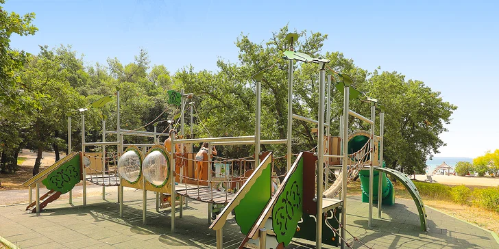 Super plážový resort v Pakoštane: ubytování v bungalovu, plná penze a spousta atrakcí zdarma