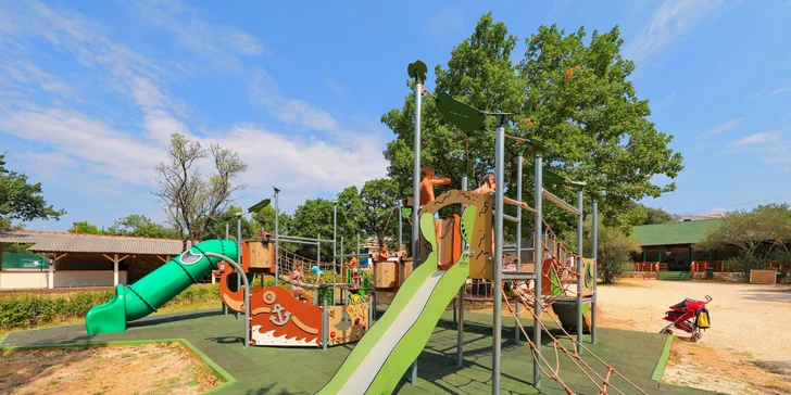 Super plážový resort v Pakoštane: ubytování v bungalovu, plná penze a spousta atrakcí zdarma