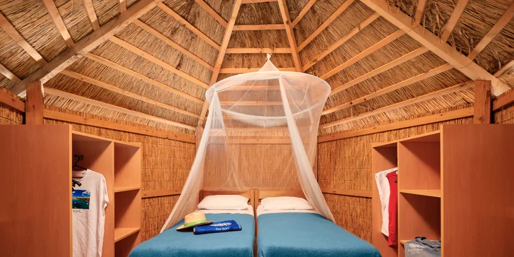 Super plážový resort v Pakoštane: ubytování v bungalovu, plná penze a spousta atrakcí zdarma
