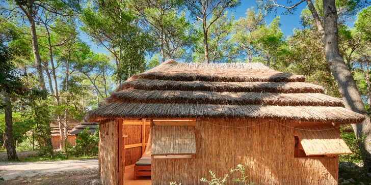 Super plážový resort v Pakoštane: ubytování v bungalovu, plná penze a spousta atrakcí zdarma