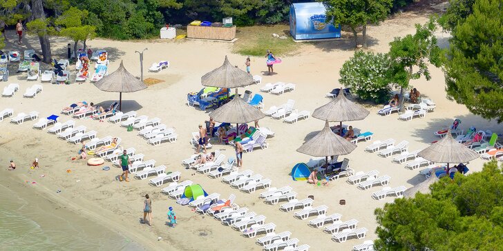 Super plážový resort v Pakoštane: ubytování v bungalovu, plná penze a spousta atrakcí zdarma