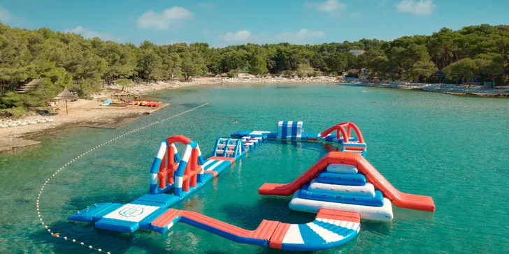 Super plážový resort v Pakoštane: ubytování v bungalovu, plná penze a spousta atrakcí zdarma