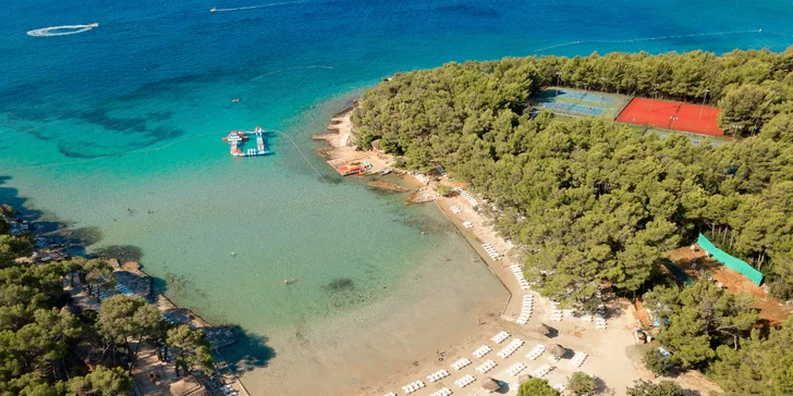 Super plážový resort v Pakoštane: ubytování v bungalovu, plná penze a spousta atrakcí zdarma