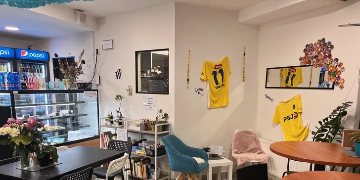 Velké i malé burgery s trhaným masem na tribuně fotbalového stadionu