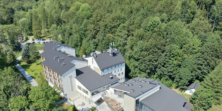 Moderní hotel s výhledem na Slezské Beskydy: jídlo a neomezený vstup do wellness