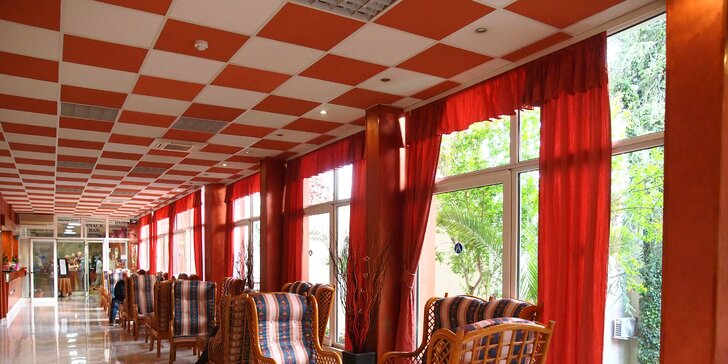 Pobyt v chorvatské Podgoře: hotel přímo u pláže, snídaně či polopenze, možnost 1 noci zdarma