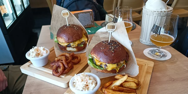 Tahoun burger s hranolky či cibulovými kroužky, coleslaw a čepovaná APA 13° v pivovaru Tahoun