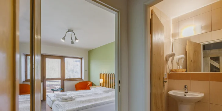 Střední Morava: snídaně, bazén, 90min. vstup do vířivky a sauny i lahev sektu