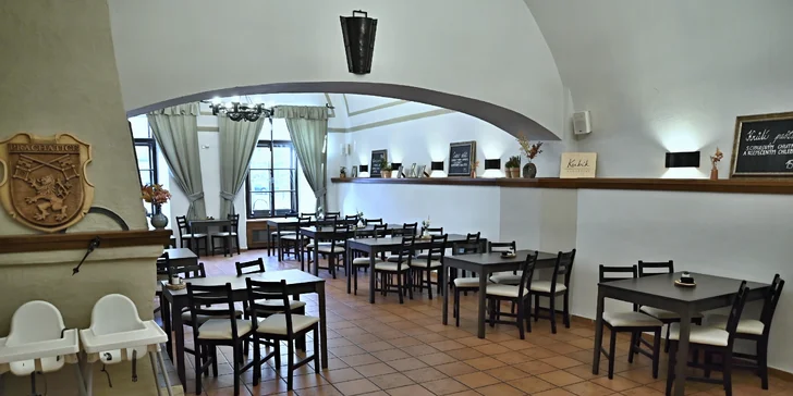 Doplní je i cibulové kroužky, hranolky a omáčka podle výběru. 