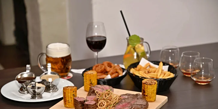 Steakové prkno pro tři osoby: steak z roštěnce, svíčkové a jeleního hřbetu
