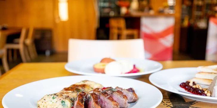 3chodové menu pro dva: kachní paštika s brusinkami, kachní prso s malinovou omáčkou i dezert