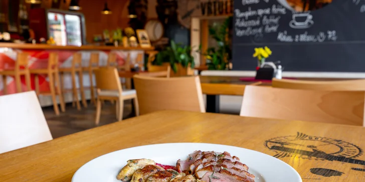 3chodové menu pro dva: kachní paštika s brusinkami, kachní prso s malinovou omáčkou i dezert