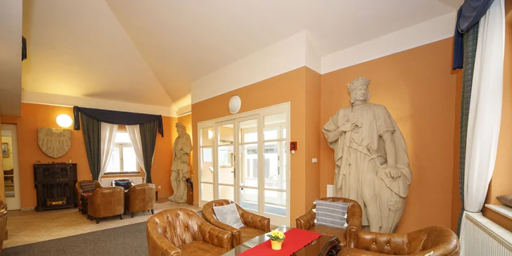 Romantický pobyt se snídaní a hodinou privátního wellness v zámečku na Čeladné