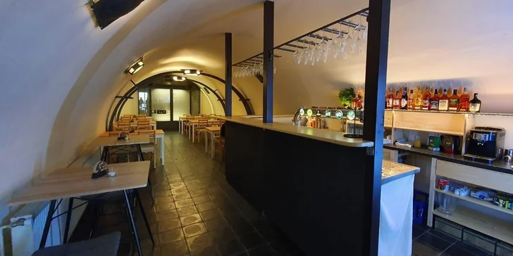 Otevřené vouchery na 250-1000 Kč na jídlo i pití: křidýlka, nachos, žebra a další lahůdky