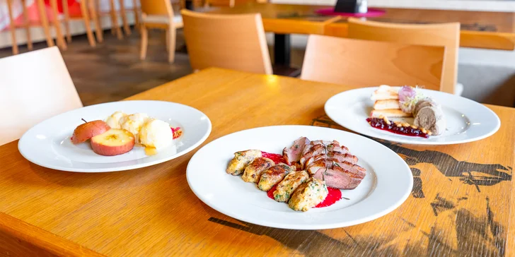 3chodové menu pro dva: kachní paštika s brusinkami, kachní prso s malinovou omáčkou i dezert