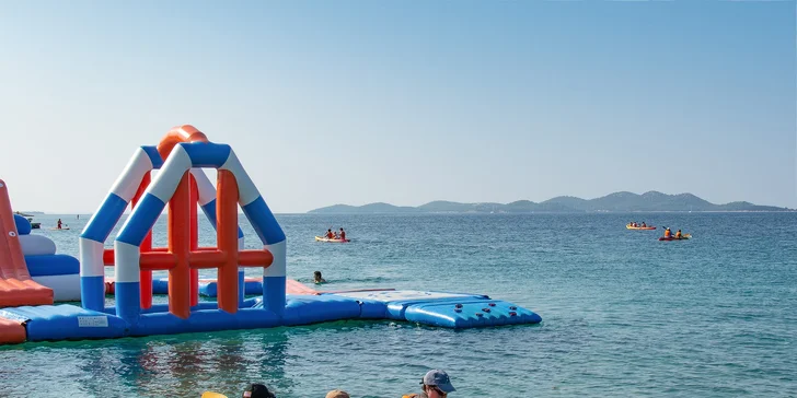 Super plážový resort v Pakoštane: ubytování v bungalovu, plná penze a spousta atrakcí zdarma