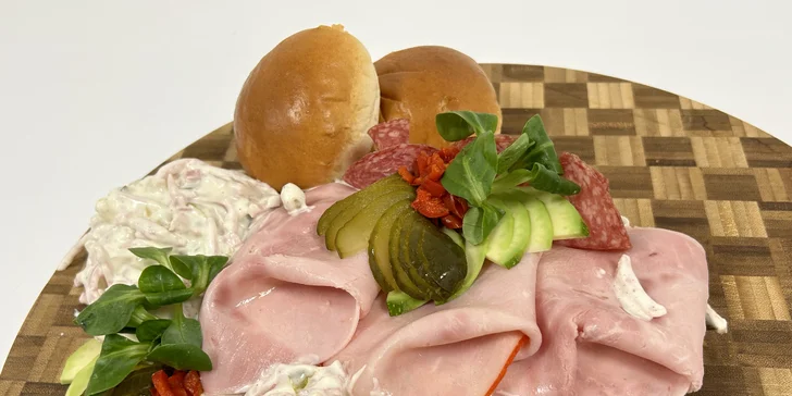 Klasika tak trochu jinak: řízkový chlebíček s bramborovým či pařížským salátem