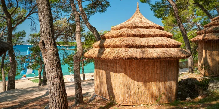 Super plážový resort v Pakoštane: ubytování v bungalovu, plná penze a spousta atrakcí zdarma