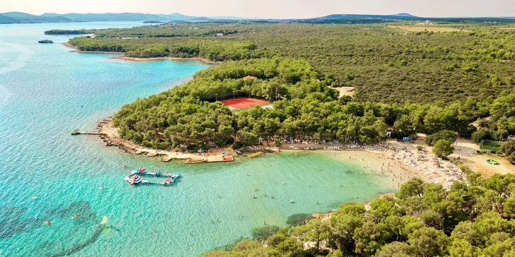 Super plážový resort v Pakoštane: ubytování v bungalovu, plná penze a spousta atrakcí zdarma