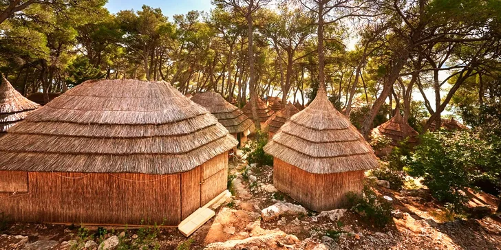 Super plážový resort v Pakoštane: ubytování v bungalovu, plná penze a spousta atrakcí zdarma