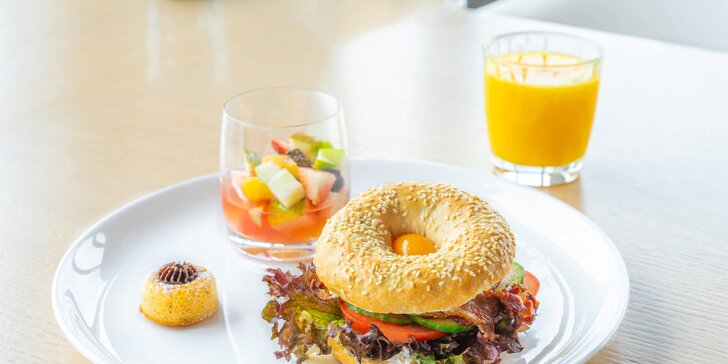 Ráno v oblacích: bohatá snídaně s croissantem či bagelem a vstup na vyhlídku Žižkovské věže