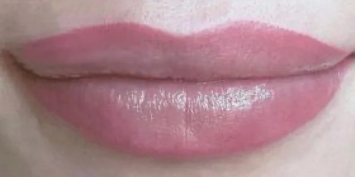 Stále upravená: permanentní make-up metodou pudrového obočí či linky a akvarelové rty
