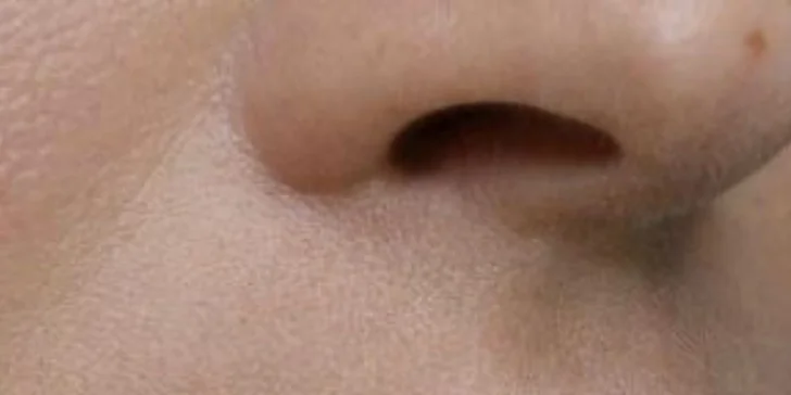 Stále upravená: permanentní make-up metodou pudrového obočí či linky a akvarelové rty