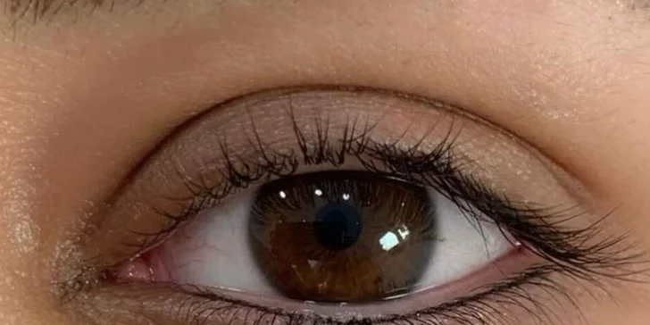 Stále upravená: permanentní make-up metodou pudrového obočí či linky a akvarelové rty