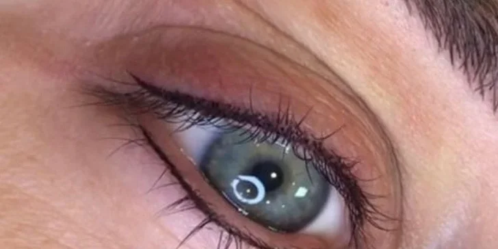 Stále upravená: permanentní make-up metodou pudrového obočí či linky a akvarelové rty