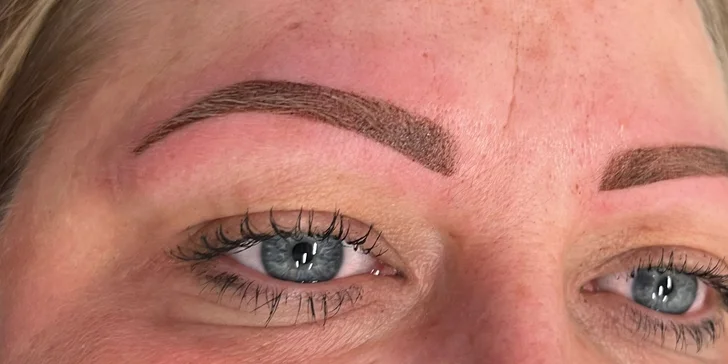 Stále upravená: permanentní make-up metodou pudrového obočí či linky a akvarelové rty