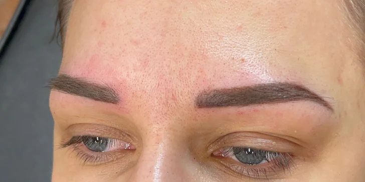 Stále upravená: permanentní make-up metodou pudrového obočí či linky a akvarelové rty