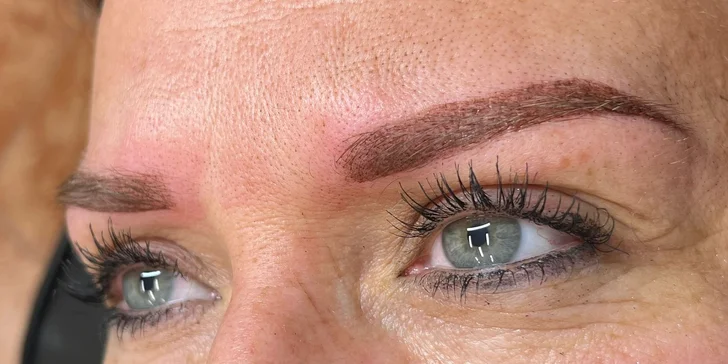 Stále upravená: permanentní make-up metodou pudrového obočí či linky a akvarelové rty
