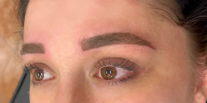 Stále upravená: permanentní make-up metodou pudrového obočí či linky a akvarelové rty