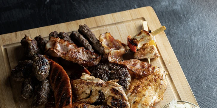 Masová hostina: čevabčiči, stehna i špízy z grilu vč. zeleniny a prosecca