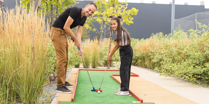 Minigolf pro jednotlivce i rodinu: 1 hod. vč. zapůjčení holí a míčků