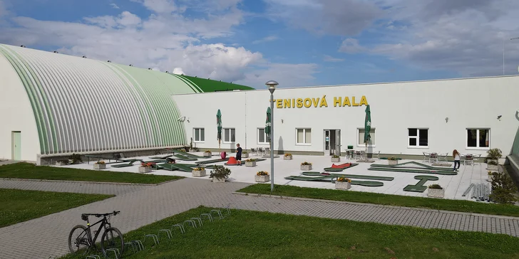 Minigolf pro jednotlivce i rodinu: 1 hod. vč. zapůjčení holí a míčků