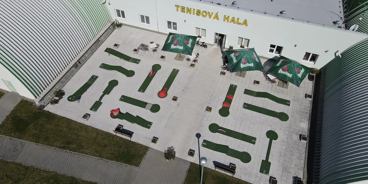 Minigolf pro jednotlivce i rodinu: 1 hod. vč. zapůjčení holí a míčků