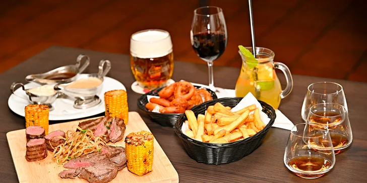 Steakové prkno pro tři osoby: steak z roštěnce, svíčkové a jeleního hřbetu