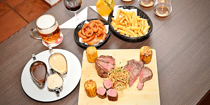Steakové prkno pro tři osoby: steak z roštěnce, svíčkové a jeleního hřbetu