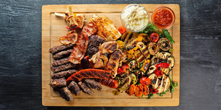 Masová hostina: čevabčiči, stehna i špízy z grilu vč. zeleniny a prosecca