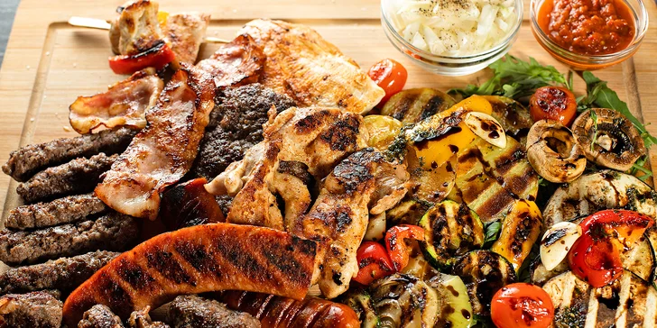 Masová hostina: čevabčiči, stehna i špízy z grilu vč. zeleniny a prosecca