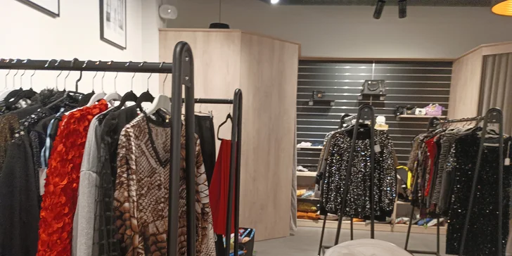 Balíček pro ženu: káva, dortík, stylistka, focení i masáž hlavy