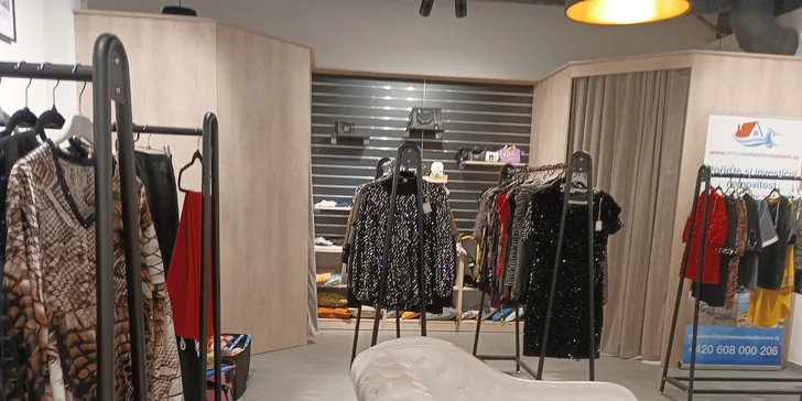 Balíček pro ženu: káva, dortík, stylistka, focení i masáž hlavy