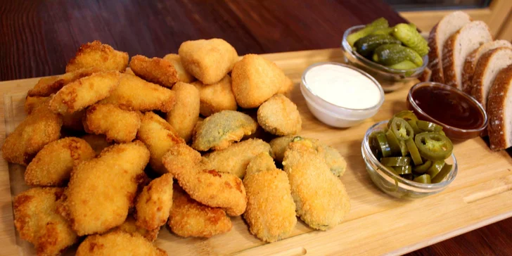 Miniřízečky, smažené sýry, jalapeño papričky s čedarem a další dobroty pro 2 osoby