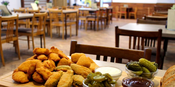 Miniřízečky, smažené sýry, jalapeño papričky s čedarem a další dobroty pro 2 osoby