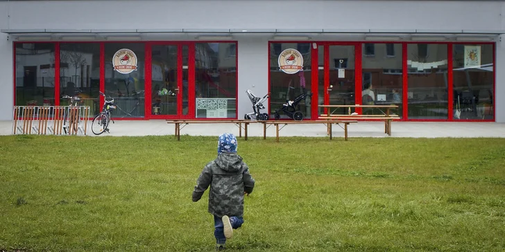 Káva a dezert i pizza a vstup do dětského studia pro děti do 6 let