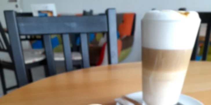Káva a dezert i pizza a vstup do dětského studia pro děti do 6 let